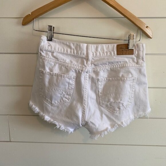 Z1018 Abercrombie & Fitch Women's White Shorts - Picture 4 of 4